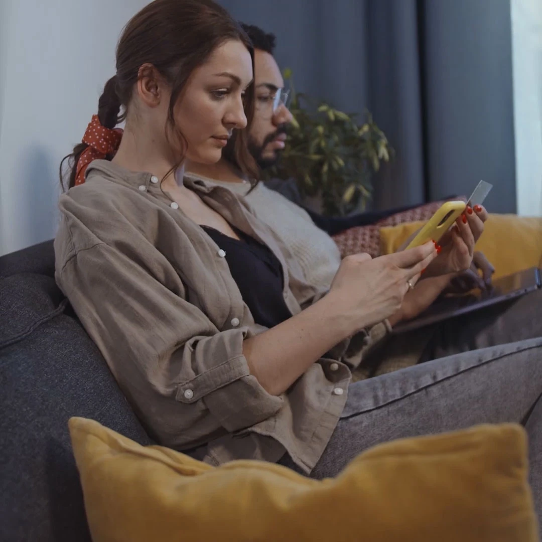 Mujer consultando un servicio desde su teléfono
