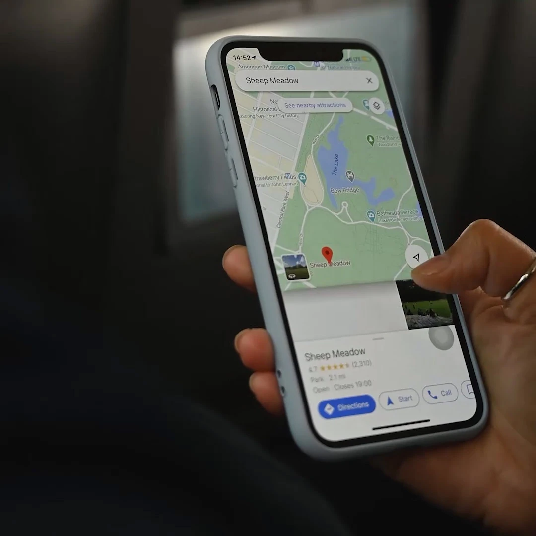 Teléfono mostrando la ubicación y el perfil de un negocio en un mapa